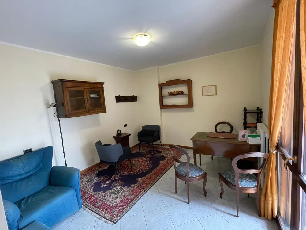 Studio della psicologa — sala colloqui con scrivania